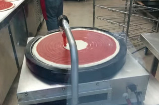 Costco’s Pizza Sauce Machine In Action Is Sooo Mesmerizing