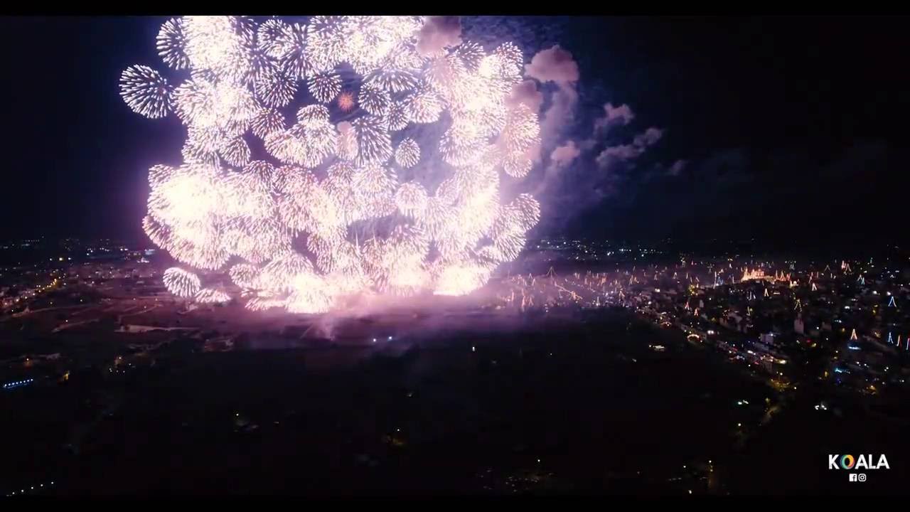 The Biggest Firework Ever Makes Tons Of Tiny Fireworks!