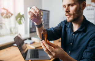 How To Use CBD Oil To Improve Your Performance In The Bedroom