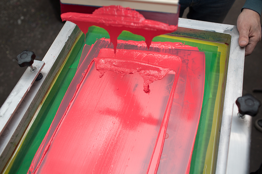 10 Things to Consider When Choosing a Screenprinting Company Silk Screen Printing. Serigraphy. Color Paints And Fabric. Plast