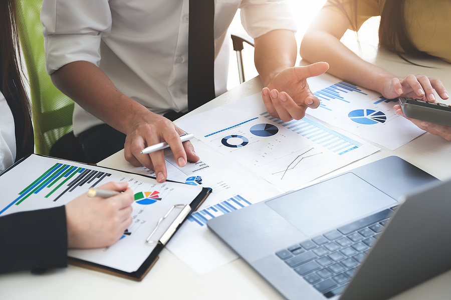 How To Develop a Strategic Business Plan That Will Set Your Business Up For Success A Male Business Consultant Describes A Marketing Plan To Set Bus