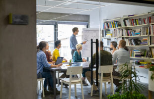 Should Employees Work Longer Hours Than Their Managers?
