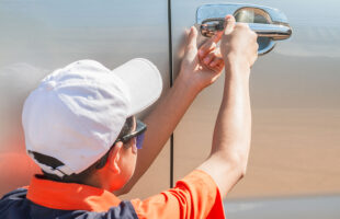 How to hire an auto locksmith?