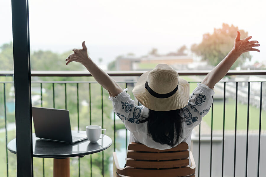 How to Stay Positive When Life Throws You Curveballs