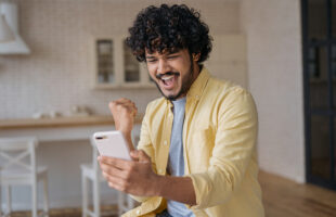 How Online Betting and Casino Apps Differ on Apple and Android